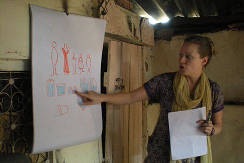Dr. Heather O’Leary engaging citizen scientists in Delhi, India. 