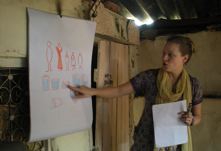 Dr. Heather O’Leary engaging citizen scientists in Delhi, India. 