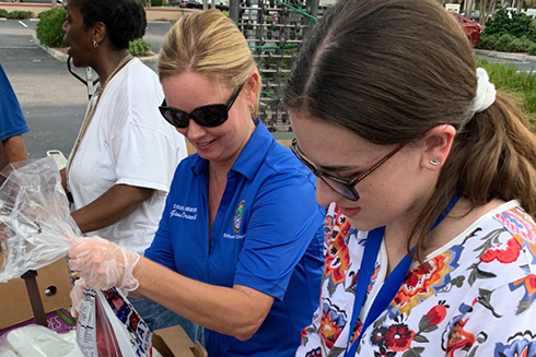 First-year student Johnette Williams volunteered with St. Petersburg City Councilwoman Gina Driscoll for a Feeding Tampa Bay activity as part of the Innovation Scholars Career Exploration Program.
