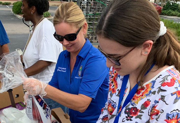 First-year student Johnette Williams volunteered with St. Petersburg City Councilwoman Gina Driscoll for a Feeding Tampa Bay activity as part of the Innovation Scholars Career Exploration Program.